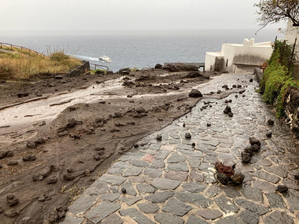 foto ginostra stromboli maltempo sicilia eolie oggi