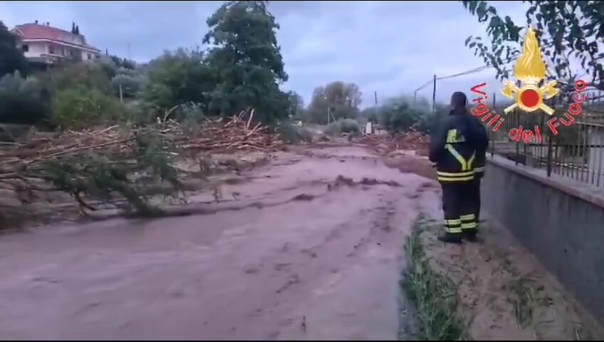 maltempo calabria catanzaro maida esonda torrente