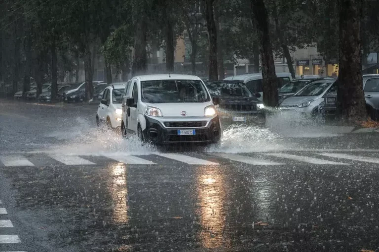 maltempo pioggia strada