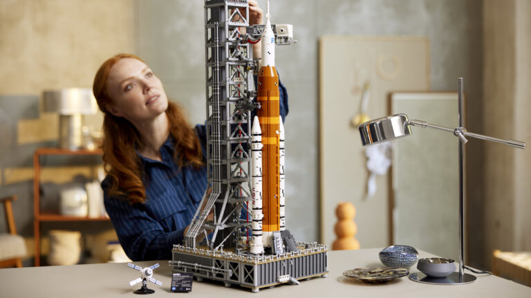 LEGO Icons Artemis Space Launch System set