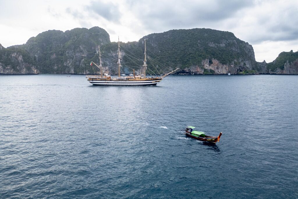 L'Amerigo Vespucci a Phuket