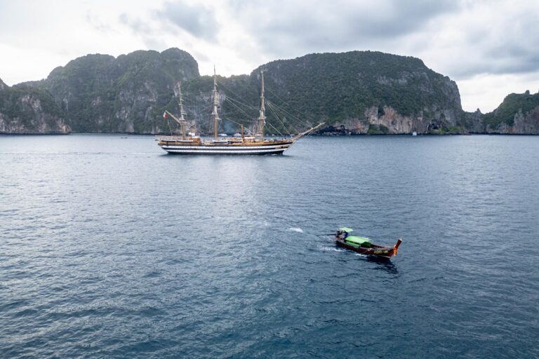 L'Amerigo Vespucci a Phuket