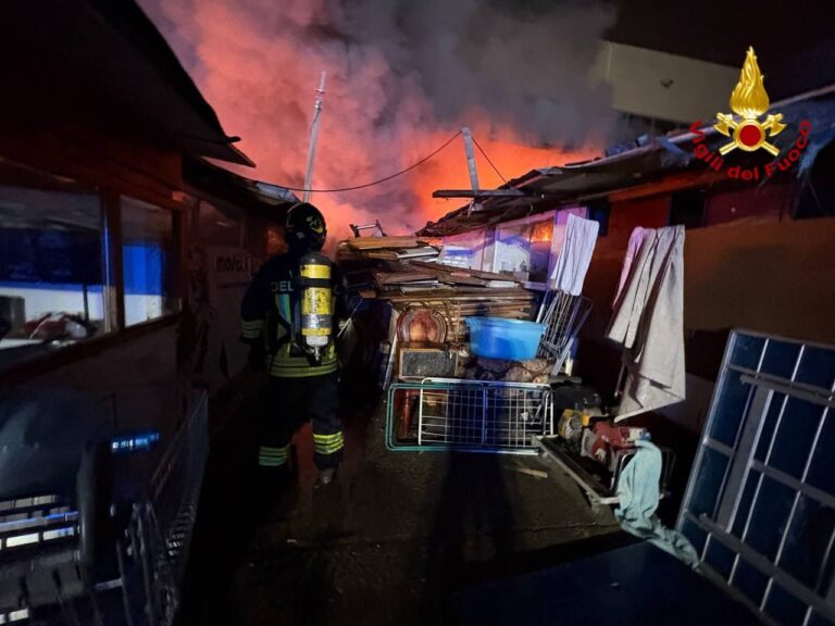 Roma, incendio in capannone in zona Tor Cervara