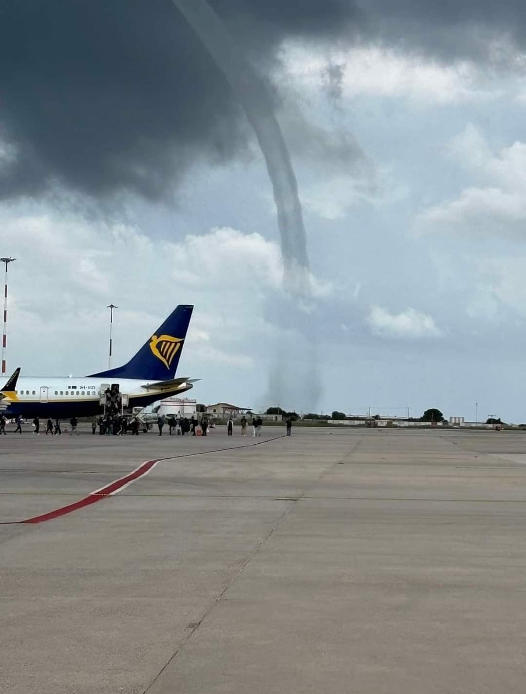 Tromba d'aria aeroporto Falcone-Borsellino 