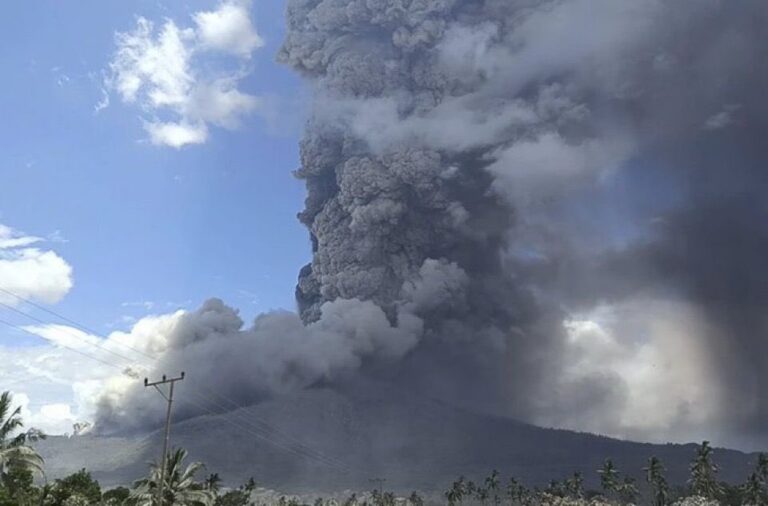 eruzione vulcano indonesia Lewotobi Laki Laki