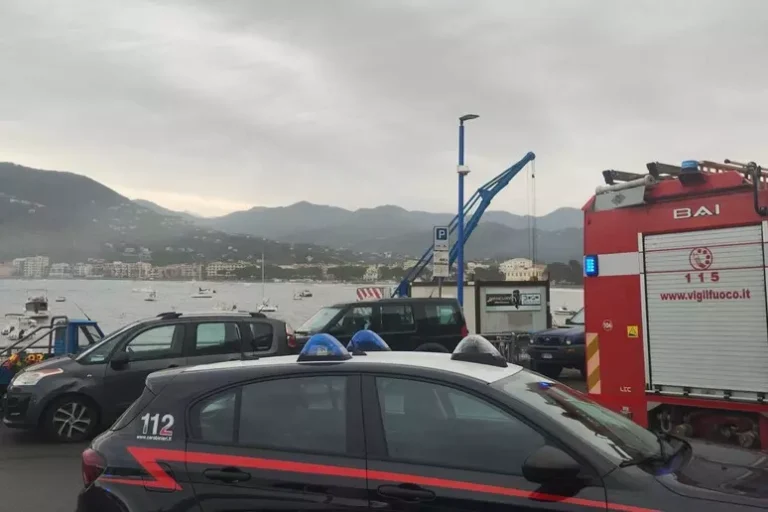 mareggiata peschereccio sestri levante