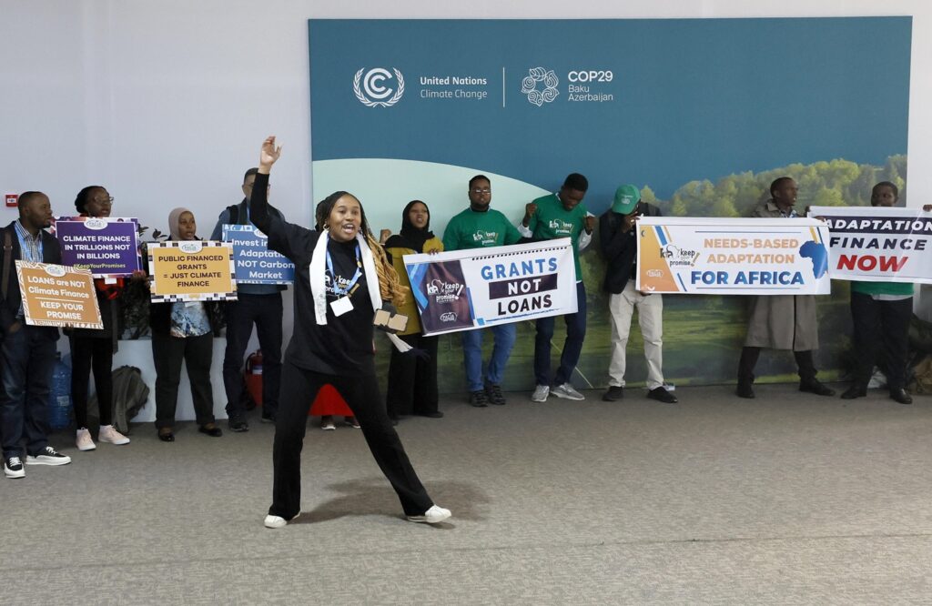 protesta attivisti cop29