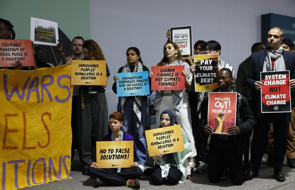 protesta attivisti cop29