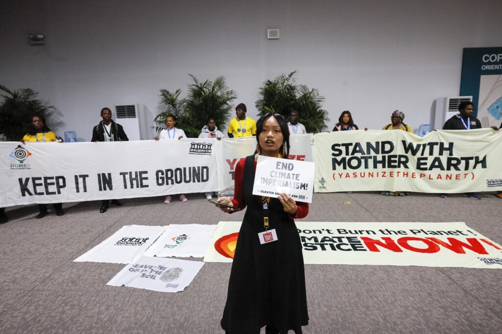 protesta attivisti cop29