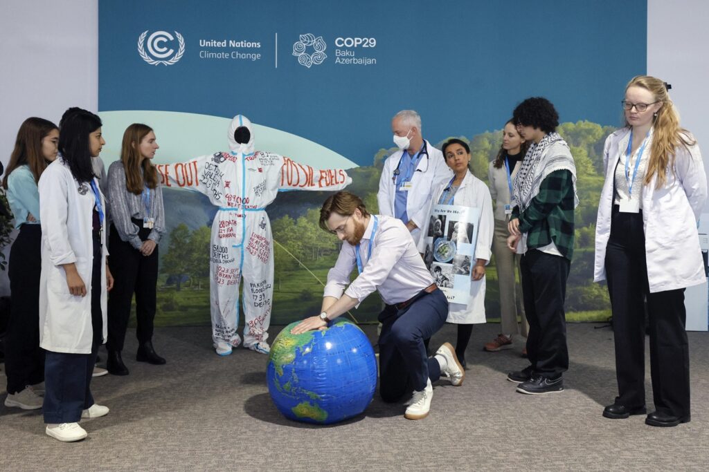 protesta attivisti cop29