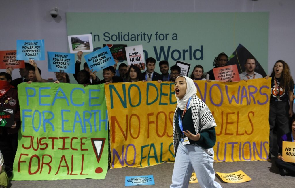 protesta attivisti cop29