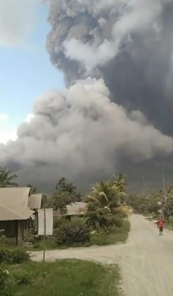 vulcano Lewotobi Laki Laki eruzione indonesia