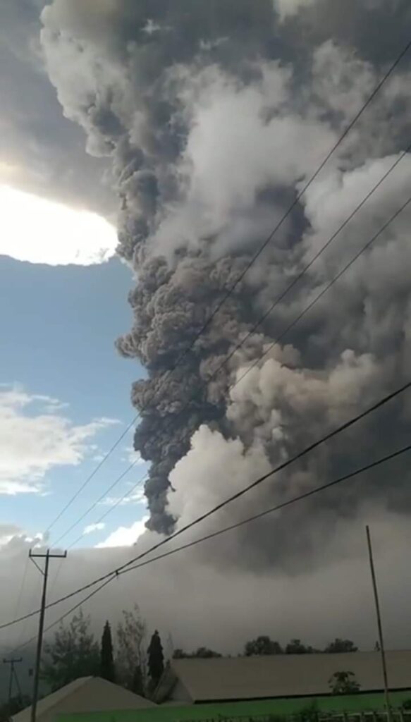 vulcano Lewotobi Laki Laki eruzione indonesia