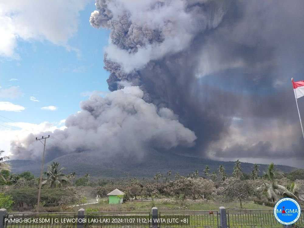 vulcano Lewotobi Laki Laki eruzione indonesia