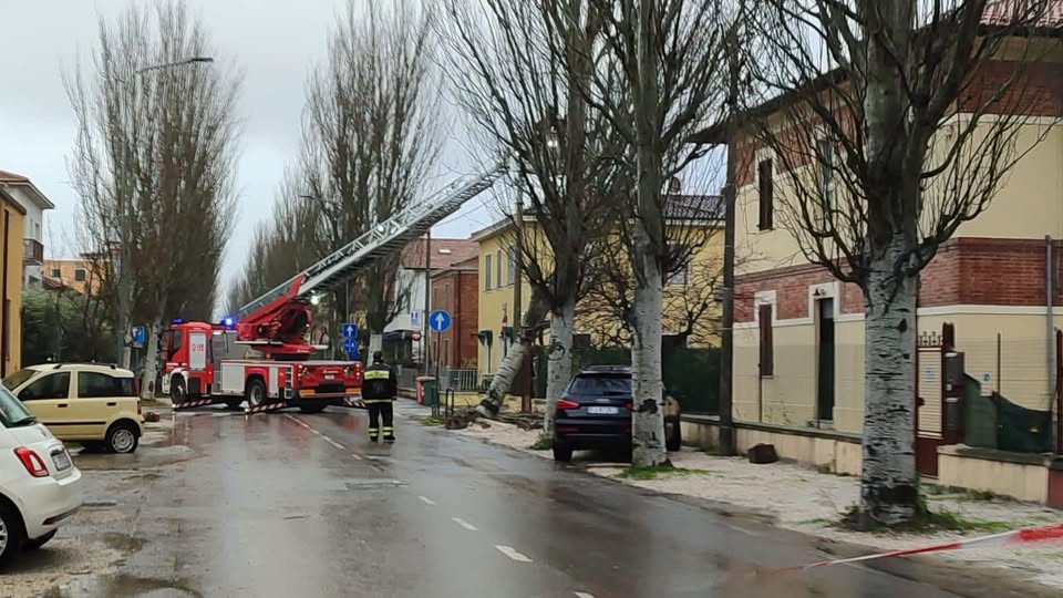 maltempo vento vigili del fuoco