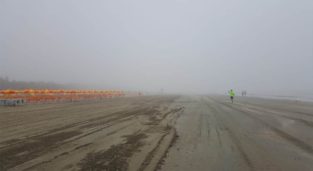 Meteo, nebbia fitta sulla riviera romagnola: il lato oscuro degli anticicloni invernali