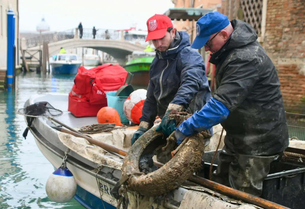 gondolieri rifiuti venezia