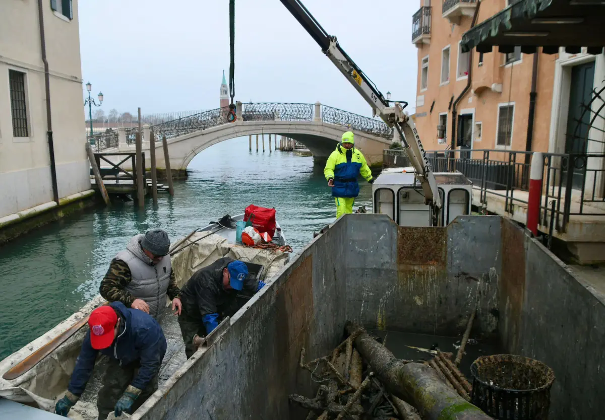 gondolieri rifiuti venezia