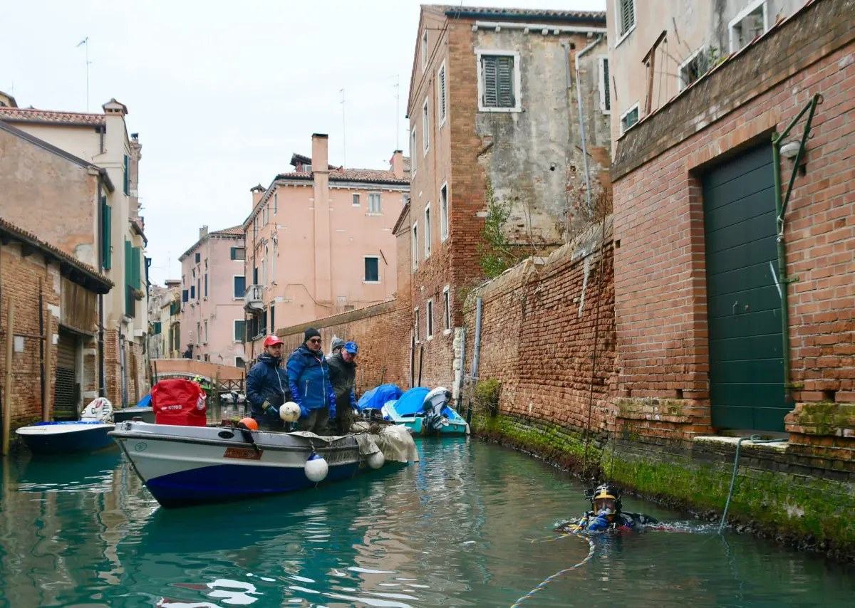 gondolieri rifiuti venezia