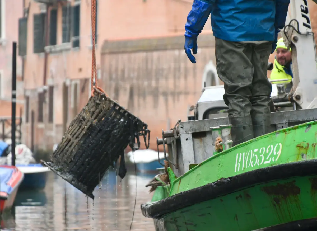 gondolieri rifiuti venezia