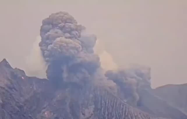 eruzione vulcano sakurajima giappone